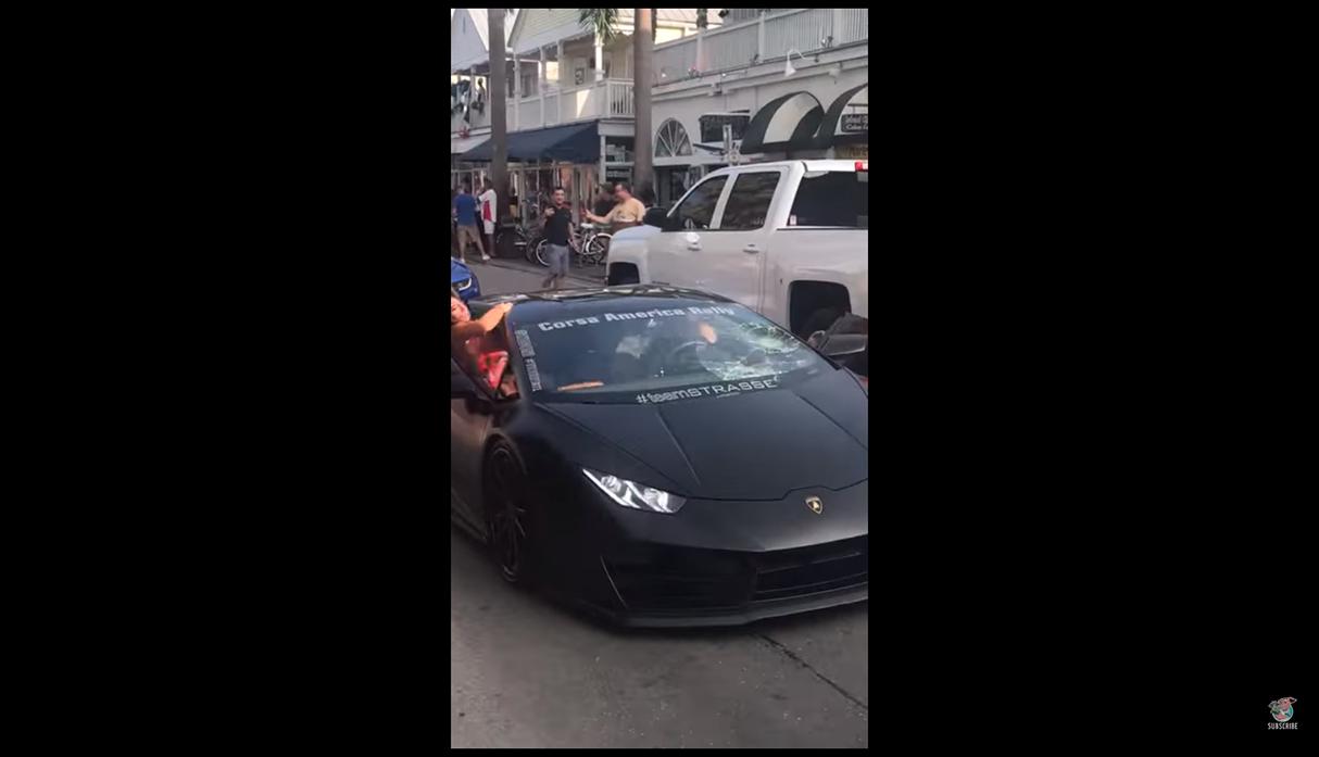 Quiso tomarse un selfie encima de su Lamborghini y se arrepentirá de lo que pasó. (Foto: YouTube)