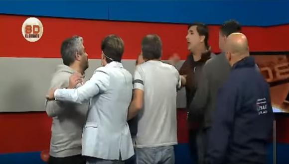 En el programa 'Somos Deporte' de La Plata en Argentina. El ex portero Gastón Sessa y el periodista Alberto Raimundi casi se van a los golpes. (Foto: captura de video)