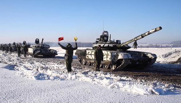 Tanques rusos partiendo hacia Rusia después de ejercicios militares conjuntos con Bielorrusia cerca de la frontera con Ucrania. (AFP).