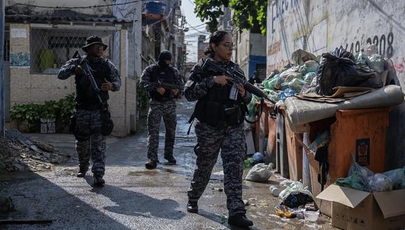 Agentes de la policía militar en la favela Mare de Río de Janeiro, Brasil. (Foto de CARL DE SOUZA / AFP / ARCHIVO)