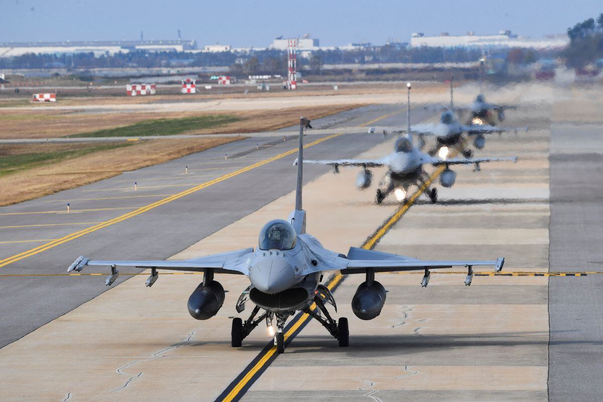 This Oct. 31, 2022 photo shows South Korean Air Force KF-16 fighter jets during joint exercises with the United States.  (AFP).