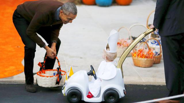 'Papamóvil' sorprende a Barack Obama en su fiesta de Halloween - 1