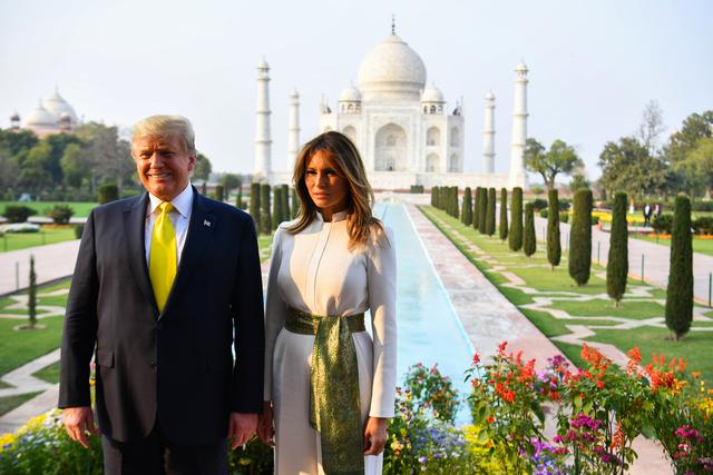Trump en la ciudad de Agra, posando junto al icónico mausoleo Taj Mahal, antes de viajar a Nueva Delhi, donde mañana martes centrará su agenda de trabajo en los asuntos comerciales. (Foto: AFP)