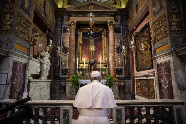 El papa Francisco acudió a una iglesia del centro de Roma para rezar ante un crucifijo que evoca la “Gran Peste” de 1522 para pedir el fin de la pandemia del coronavirus en todo el mundo, según informó la Santa Sede en un comunicado. (Foto: AFP)