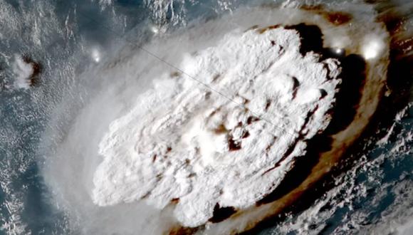 La erupción del volcán submarino de Tonga Hunga Tonga-Hunga Haʻapai captada desde el espacio. (NOAA).