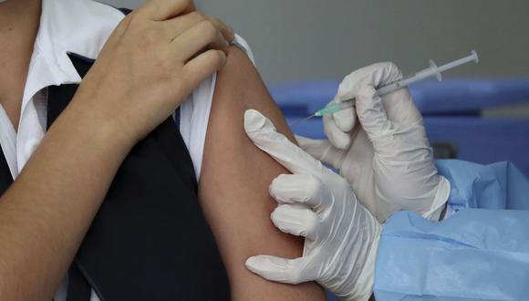 Una enfermera es inyectada con una dosis de la vacuna Pfizer-BioNTech COVID-19 en Bogotá, Colombia, el jueves 18 de febrero de 2021. (AP/Fernando Vergara).