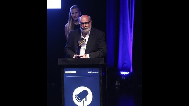Alberto Ísola recibe el trofeo al Mejor actor de teatro en los Premios Luces 2018. (Foto: José Rojas/ El Comercio)