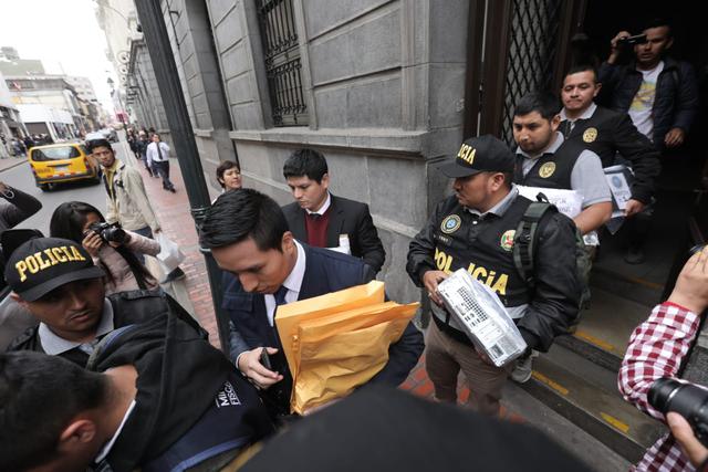 Retiran documentos y computadoras de la oficina parlamentaria de Luciana León como parte de un allanamiento. (Foto: Anthony Niño de Guzmán)