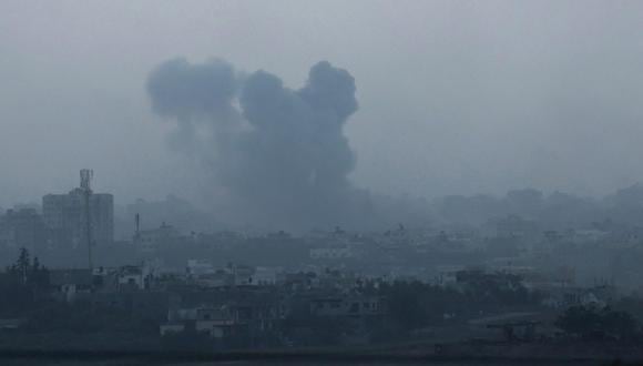 Se eleva humo sobre Beit Hanon, en la parte norte de la Franja de Gaza, como consecuencia de un ataque aéreo israelí, 03 de noviembre de 2023. EFE/EPA/ATEF SAFADI