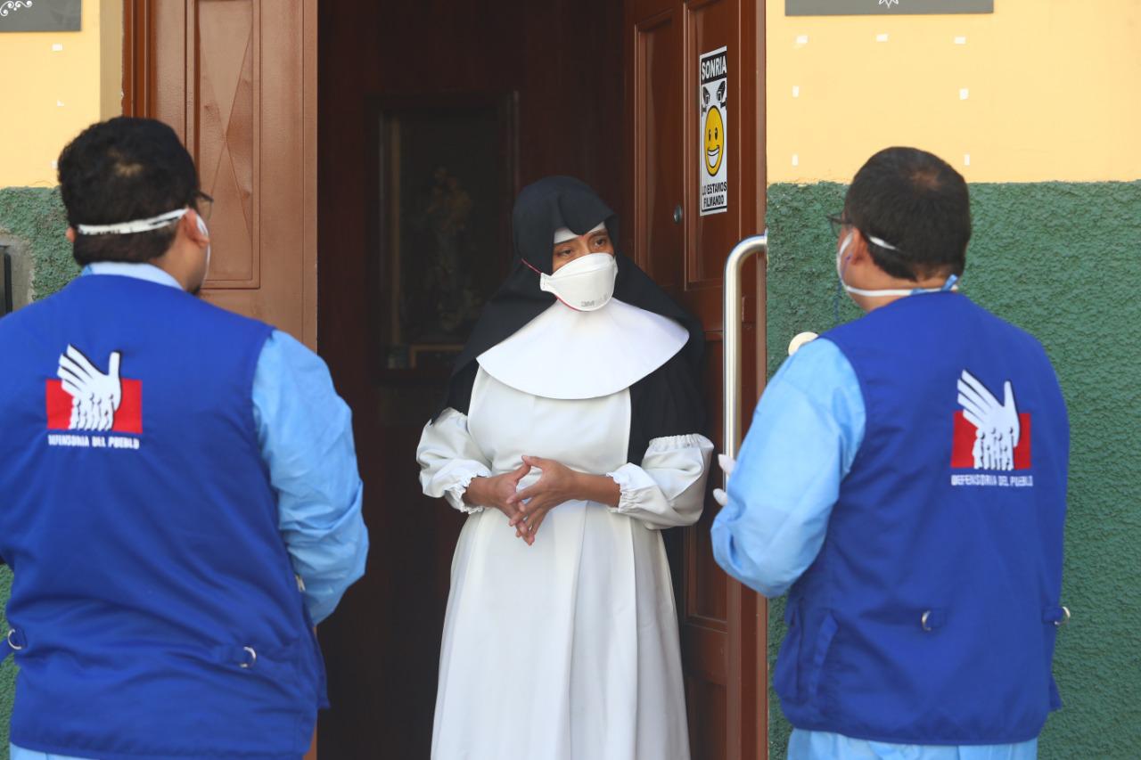 La defensoría supervisó el estado de salud de quienes viven en el albergue de las Hermanitas de los Ancianos Desamparados, en Breña. (Foto: Alessandro Currarino/GEC)