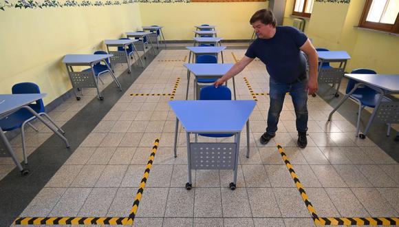 Pisos marcados en un aula para mantener la distancia social. Este lunes millones de estudiantes italianos retornan a sus escuelas tras seis meses de cierre por coronavirus. (Foto de Vincenzo PINTO / AFP).