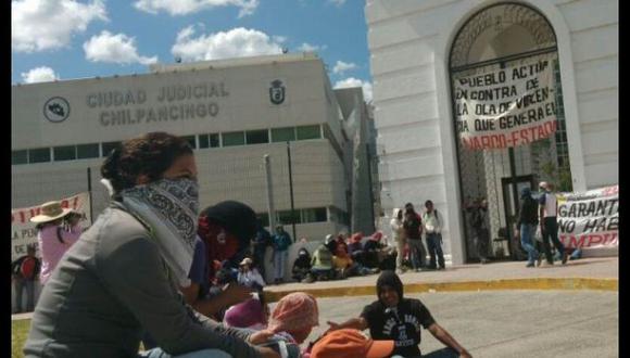 México: Toman edificios oficiales por estudiantes desaparecidos