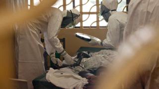 Enfermo con ébola en Texas está con respirador artificial