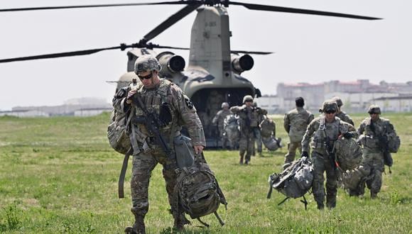 Soldados estadounidenses participan en una misión de asalto aéreo durante un entrenamiento el 4 de mayo de 2022. (Foto referencial, Jung Yeon-je / AFP).
