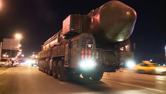 YouTube: Trasladan potente misil balístico en una habitual carretera de Rusia. (Foto: Captura)