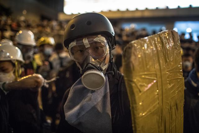 Alrededor de la sede policial, manifestantes equipados con máscaras y cascos cubrieron las cámaras de vigilancia con cinta y ataron las barreras con amarres de nylon. (Foto: EFE)
