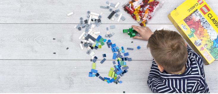 Los bloques son muy importantes porque ellos motivan el desarrollo social y cognitivo, mientras que a la vez trabajan las destrezas motoras gruesas y finas, y la coordinación del niño. (Foto: Shutterstock)