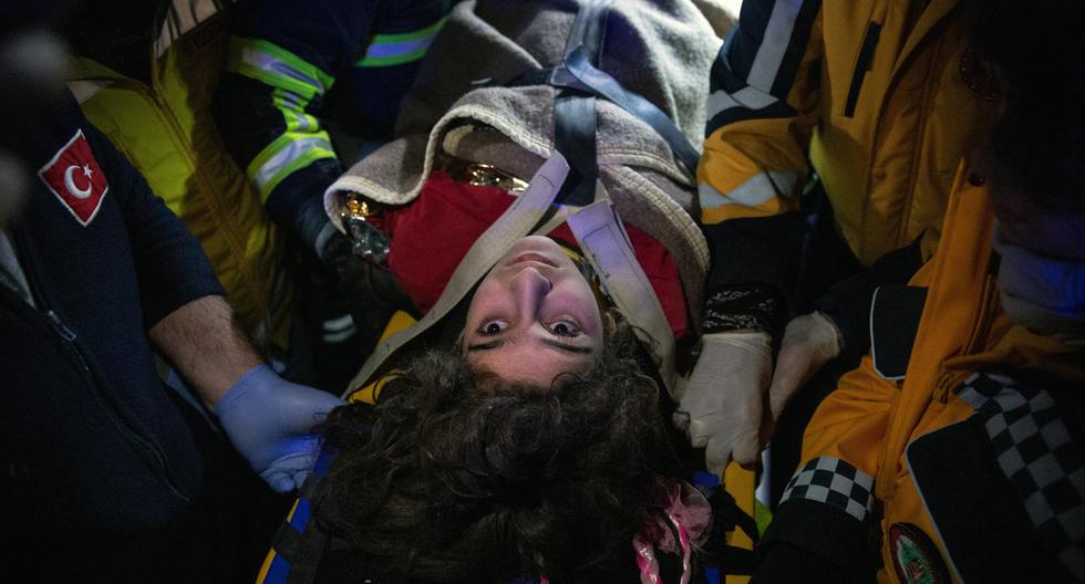 Los miembros del equipo de rescate llevan a Lena Maradini, de once años, tras sacarla de un edificio derrumbado después de 160 horas del poderoso terremoto en Hatay, Turquía, el 12 de febrero de 2023. (EFE/EPA/STR).