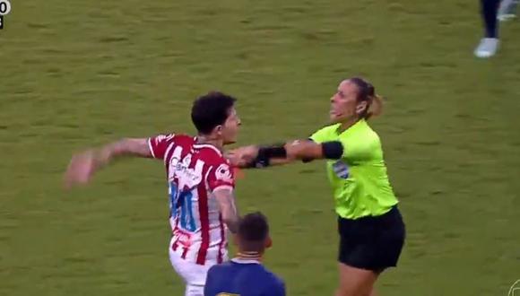 Jueza tuvo que detener al futbolista con sus brazos. (Foto: Captura O Globo)