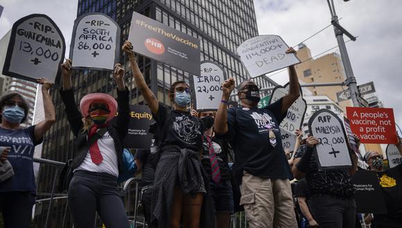 Manifestantes sostienen carteles que exigen igualdad de acceso a la vacuna COVID-19, en la ciudad de Nueva York, cerca de donde se llevará a cabo la 76 sesión de alto nivel de la Asamblea General de la ONU el 20 de septiembre de 2021. (Foto: Ed JONES / AFP)