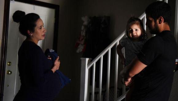 La enfermera Samantha Salinas espera para saludar a su hija, Macie, y a su esposo, Tim, hasta que se cambia la ropa que llevaba a su turno en el hospital, San Antonio, Texas, EE.UU. (Foto: Reuters)