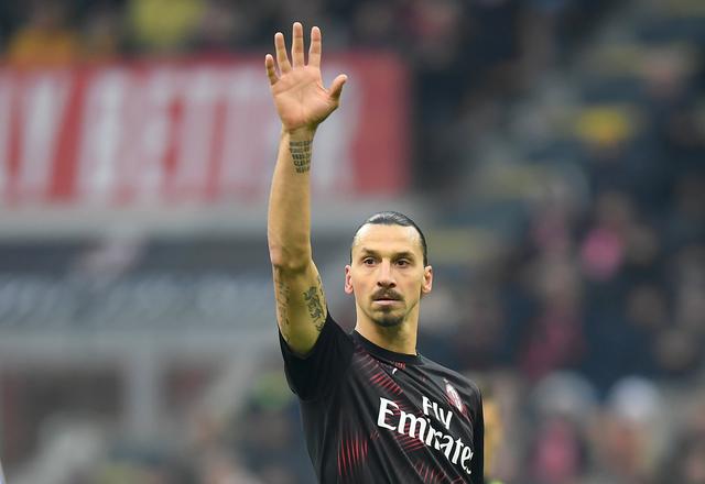 Zlatan Ibrahimovic en su segundo debut con la camiseta del AC Milan. REUTERS/Daniele Mascolo