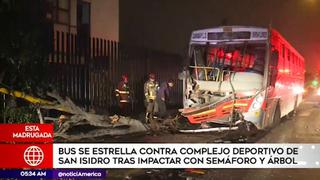 San Isidro: bus de transporte público impactó contra rejas de complejo deportivo