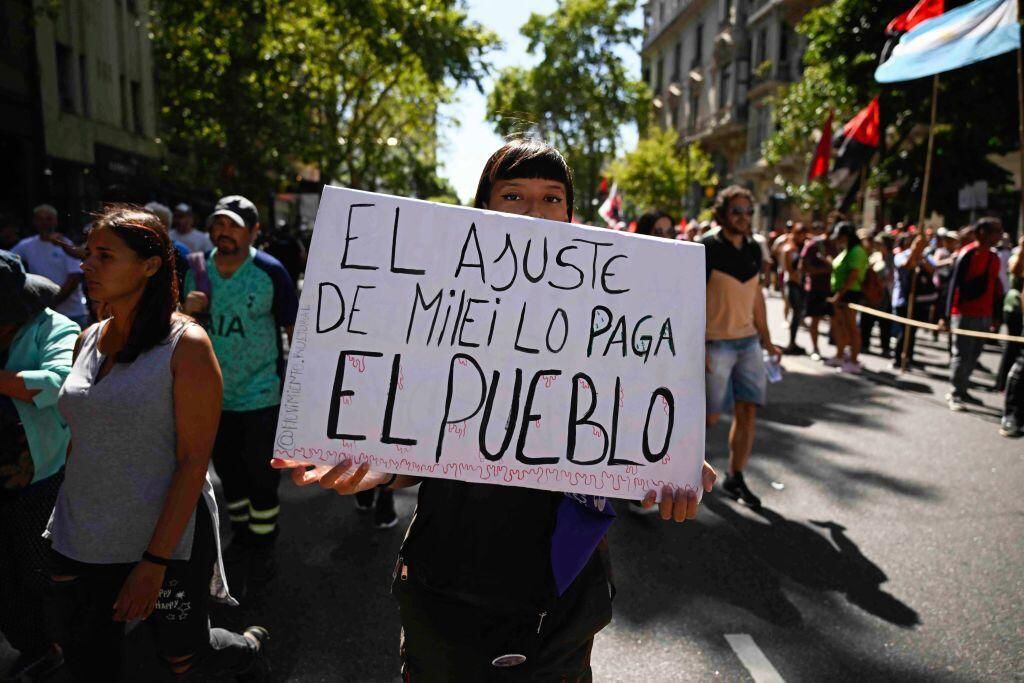 Milei ha sido criticado por manifestantes que se oponen a sus políticas de ajuste. (Foto: AFP)