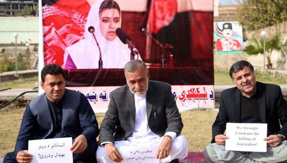 Periodistas sostienen pancartas durante una protesta contra el asesinato de Malala Maiwand, periodista afgana de la cadena de televisión Enakas en Nangarhar, en Jalalabad, Afganistán. (Foto: EFE / EPA / GHULAMULLAH HABIBI).