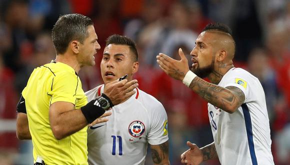Eduardo Vargas y Arturo Vidal le reclaman al árbitro por el gol anulado a Chile en el duelo ante Camerún. (Foto: Reuters)