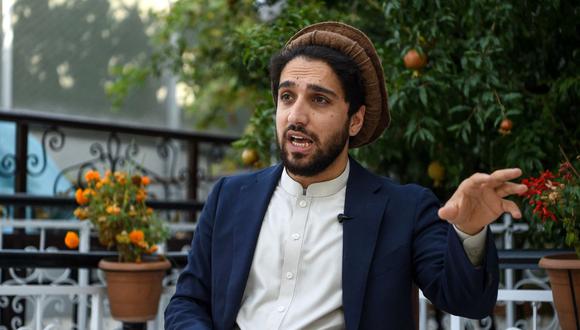 Ahmad Massoud, hijo del difunto político y comandante militar afgano Ahmad Shah Massoud, hace gestos mientras habla durante una entrevista con AFP en Kabul. (WAKIL KOHSAR / AFP).