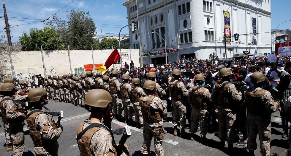 Los soldados bloquean una manifestación en Valparaíso. (REUTERS/Rodrigo Garrido).