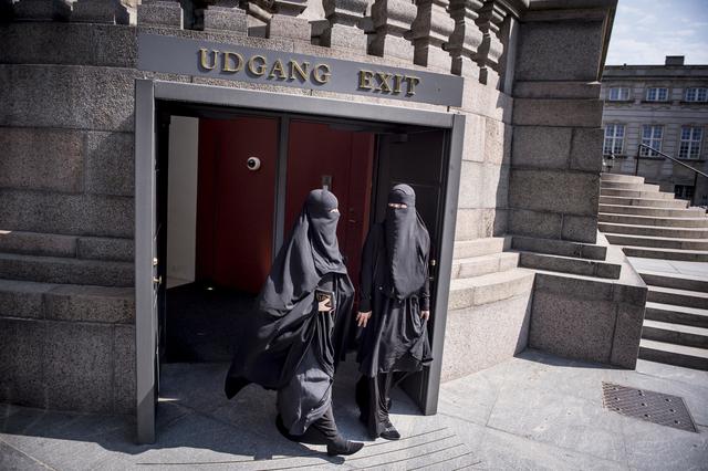 Dinamarca siguió el ejemplo de otros países europeos y el jueves decidió prohibir las prendas que cubren la cara, incluidos los velos islámicos como el nicab o el burka. (AP)