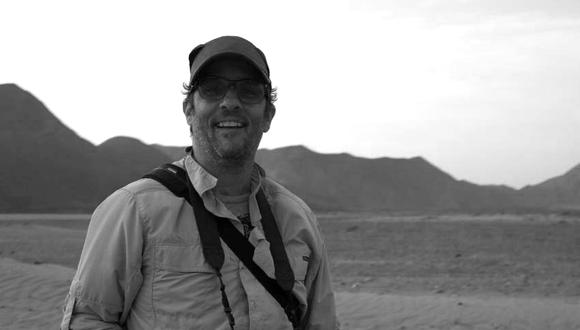 El fotógrafo Alex Bryce en uno de sus recorridos por el desierto de la costa peruana.