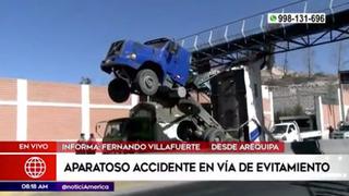 Arequipa: volquete queda atrapado en puente peatonal de vía de evitamiento | VIDEO
