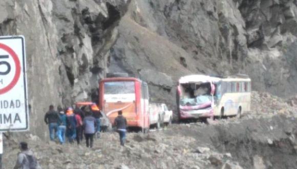 a masa de tierra y piedras cayó sobre dos buses y una camioneta en la vía nacional de la ruta PE-3N, tramo Caraz – Huallanca. (COER Áncash)