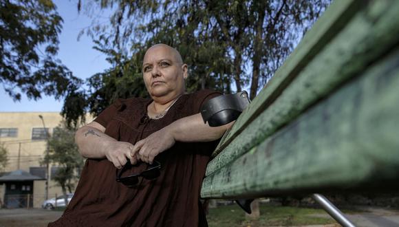 La activista chilena por el derecho a una muerte digna, Cecilia Heyder, quien padece cáncer metastásico, lupus y un trastorno sanguíneo, habla con AFP durante una entrevista en Santiago (Chile), el 22 de abril de 2021. (JAVIER TORRES / AFP).