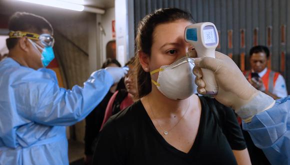 Control de temperatura en el aeropuerto Jorge Chávez, Lima. (Foto: KAREL NAVARRO / Ministerio de Salud)