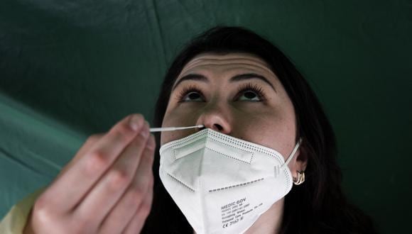 Una mujer se somete a una prueba de antígeno covid-19 en París.