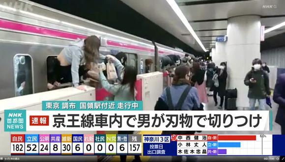 Los pasajeros escapan por las ventanas del tren de Tokio donde se registró un ataque con cuchillo. (Captura de video / NHK).