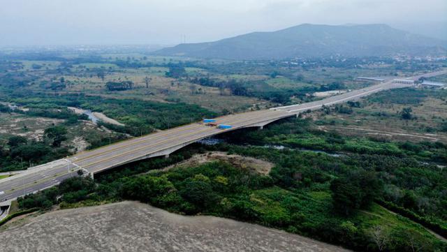 Cúcuta | Así han bloqueado los militares venezolanos el puente por donde iba a pasar la ayuda humanitaria. (AFP)