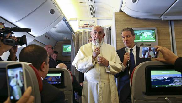 El Papa Francisco se dirige a los periodistas a bordo del avión con motivo de su viaje a Chile y Perú, el 15 de enero de 2018. (Foto de ALESSANDRO BIANCHI / diversas fuentes / AFP)