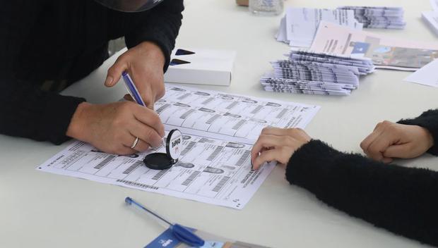 Las audiencias de apelación realizadas por el JNE sobre pedidos de nulidad de actas de mesas de sufragio se refirieron principalmente a presuntas firmas falsas de miembros de mesa. El tribunal rechazó todas las apelaciones de Fuerza Popular sobre el asunto. (Foto: Britanie Arroyo / GEC)