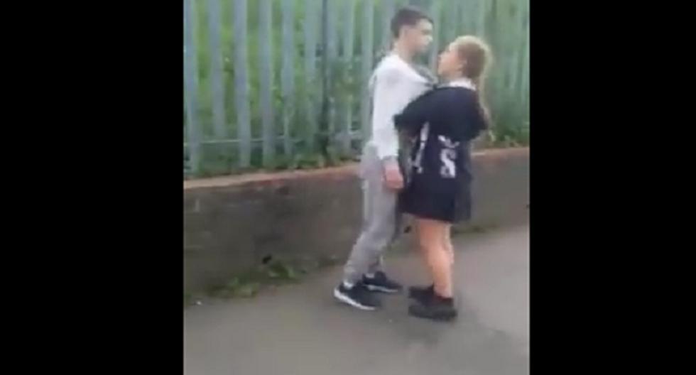 Graban a niña de 14 años golpeando e insultando a joven. (Foto: Captura de video en Facebook)