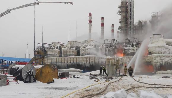 Rescatistas trabajando para extinguir un incendio en una terminal de gas natural en el puerto ruso de Ust-Luga en el Mar Báltico, el 21 de enero de 2024. (Foto de Handout / Telegram / @yuri_zapalatskiy / AFP)