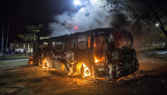 Vista de un autobús incendiado durante una jornada de protestas el lunes en Managua, Nicaragua. (Foto: EFE/Jorge Torres)