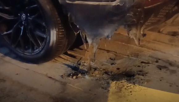 La carrocería de la camioneta incendiada terminó destrozada | Foto: RPP / Captura de video