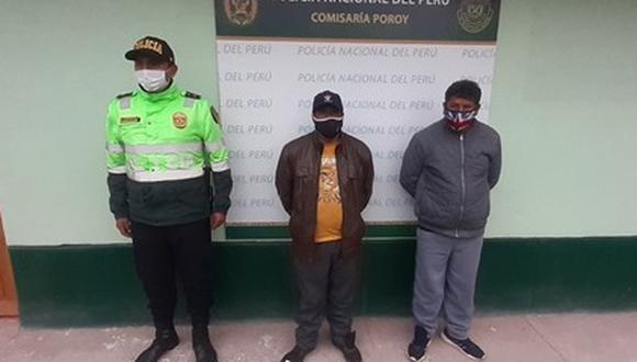 Enrique  (polo mostaza) y Severino (casaca ploma) fueron los dos primeros detenidos. El primero ya cumple prisión preventiva y el segundo comparecencia restringida, ambos por nueve meses.(Foto: Policía Nacional)