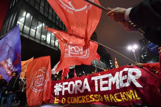 Temer fue grabado por un empresario cuando supuestamente daba aval al pago de sobornos para comprar el silencio del ex presidente de la Cámara de Diputados, Eduardo Cunha, en prisión en el marco de la operación 'Lava Jato'. (Foto: AFP)