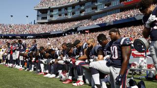 La NFL le pide a sus jugadores permanecer de pie durante el himno